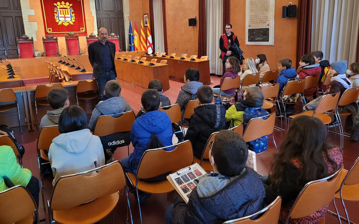 L'alcalde explica el funcionament de l'Ajuntament a escolars