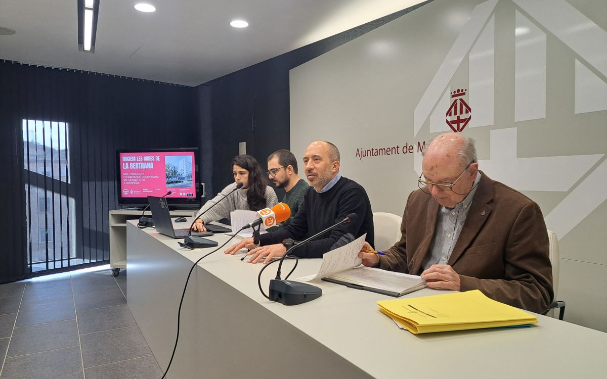 Nina Turull, Yabel Pérez, Marc Aloy i Jesús Alonso durant la presentació del projecte d'habitatge cooperatiu