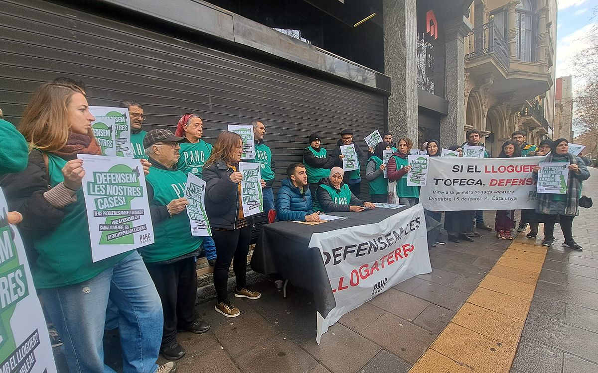 La PAHC Bages ha fet la roda de premsa davant de la seu de la Cambra de la Propietat de Manresa