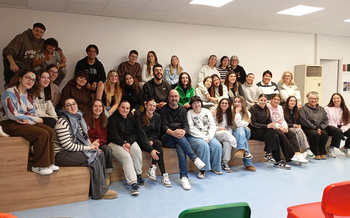 Moha Amazian i Xevi Font amb alumnes del cicle d'Integració social de l'Escola Montserrat