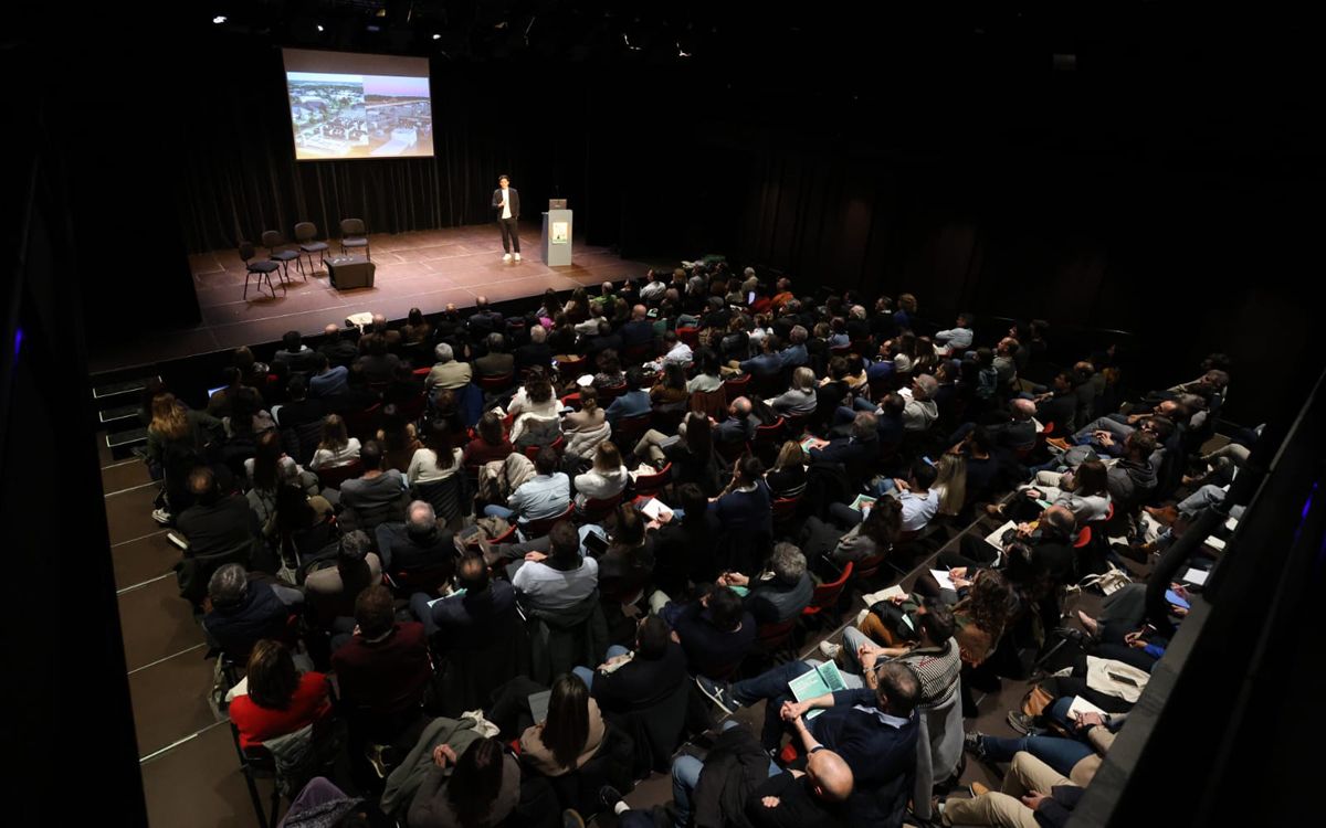 Sala Petita del Kursaal plena durant el cicle sobre intel·ligència artificial i arquitectura