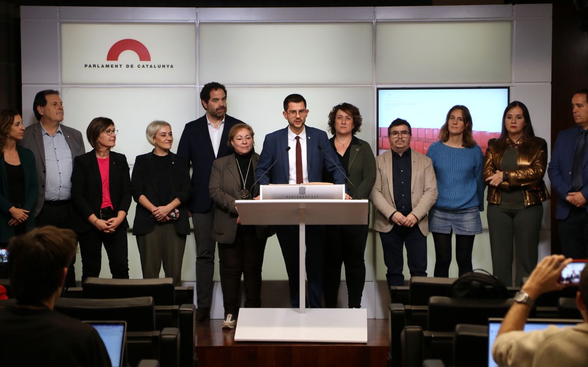 Eloi Hernàndez, acompanyat de representants comarcals de diversos grups polítics, atenen la premsa al Parlament