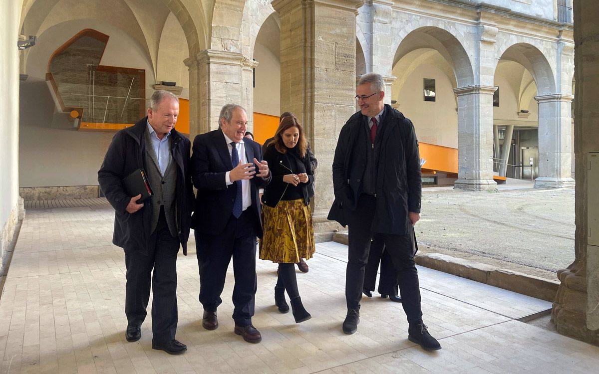 El ministre Jordi Hereu, amb Pere Massegú, Mariona Homs i Joan Vila al claustre del Museu de Manresa