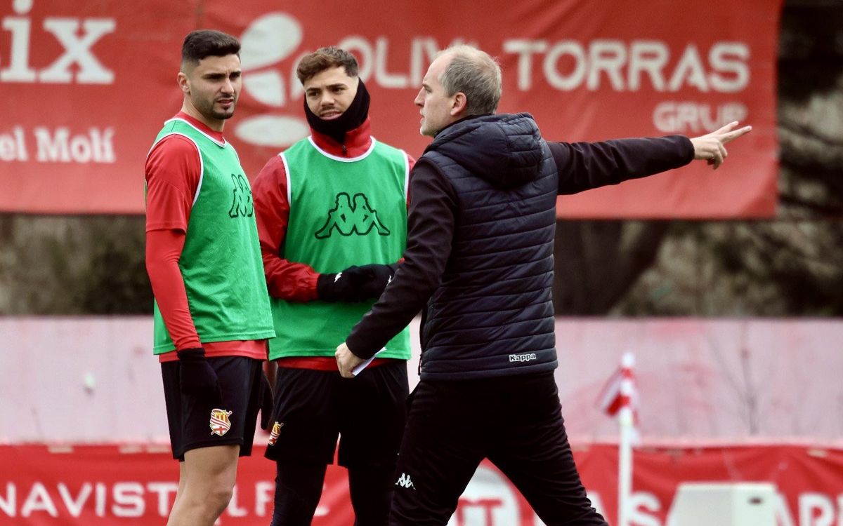 Mikel Azparren dona instruccions durant un entrenament