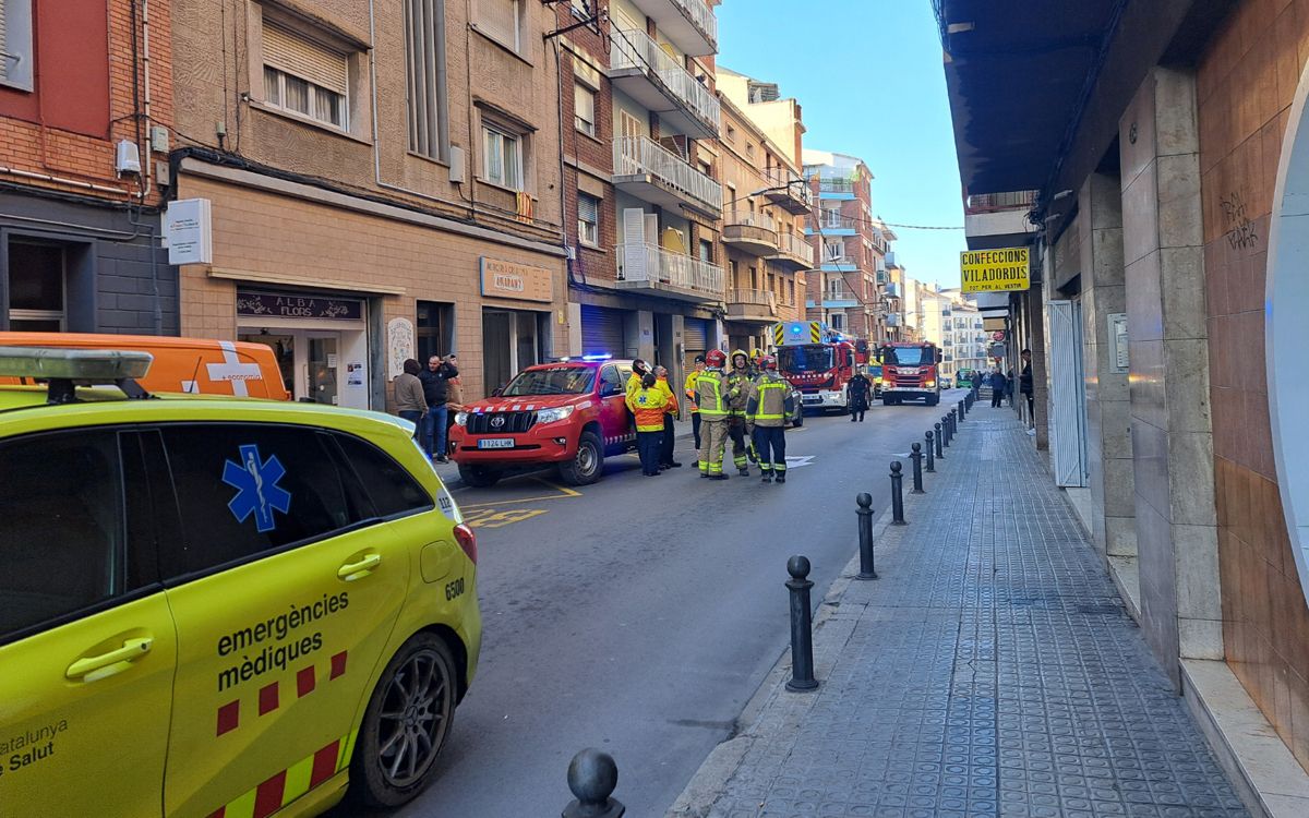 Bombers i SEM desplegats al carrer Viladordis de Manresa