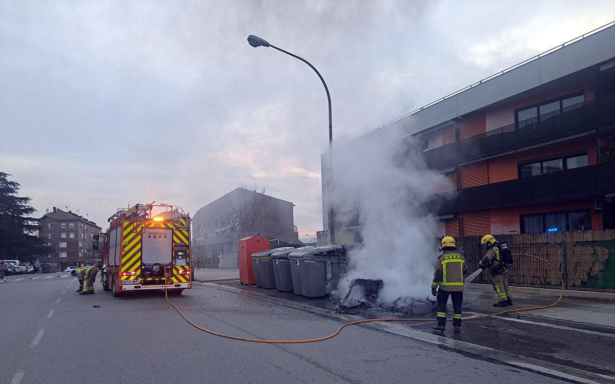 Els Bombers actuant en l'incendi dels contenidors del carrer Oleguer Miró