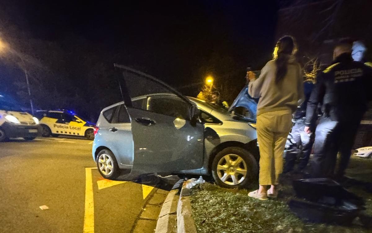 El cotxe accidentat a la plaça Oleguer Miró de Manresa