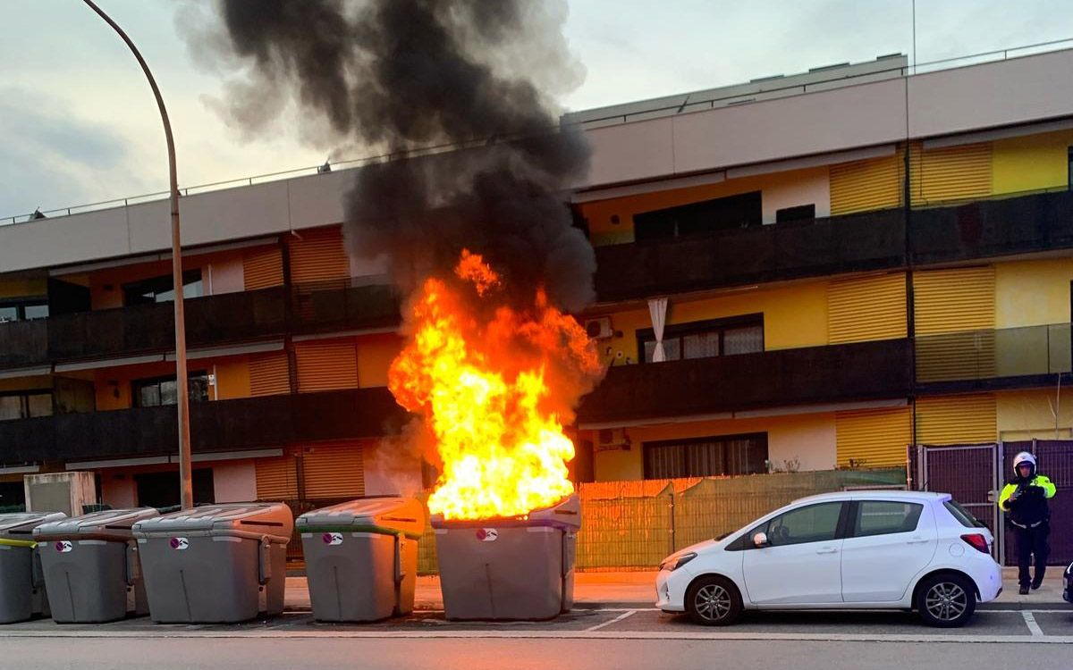 Incendi dels contenidors del carrer Oleguer Miró de Manresa, aquest dimarts