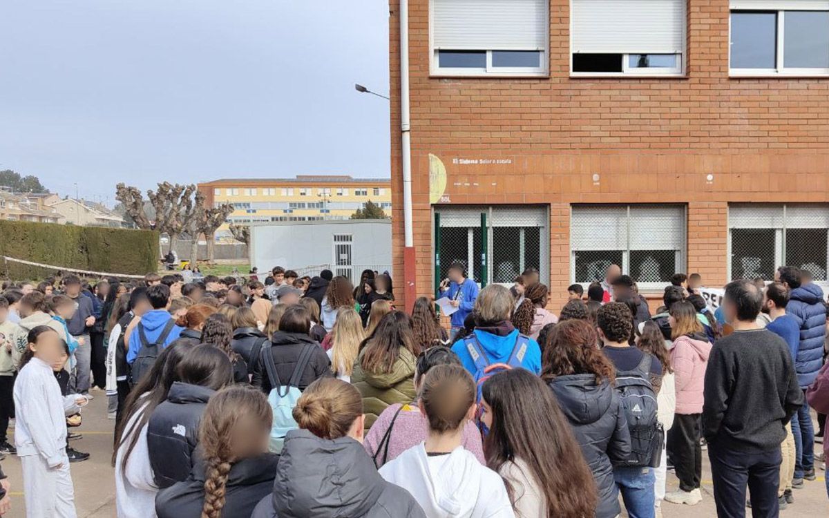 Concentració contra els desnonaments al pati del Pius Font i Quer