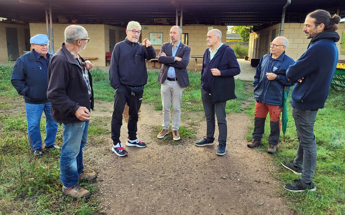 Marc Aloy i Lluís Vidal Sixto durant la visita al barri del Xup