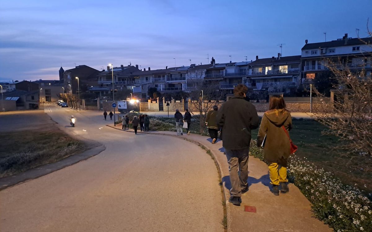 Grup de dones passejant de nit pels carrers de Santpedor