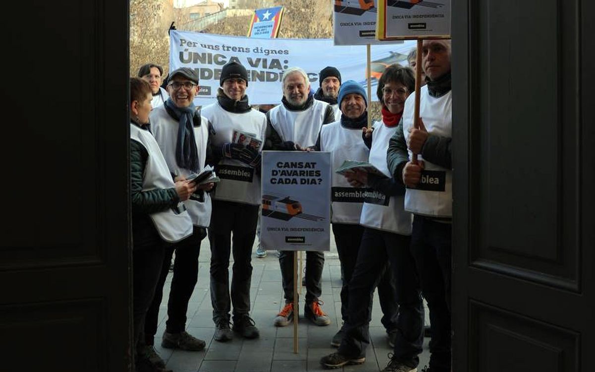 Activistes de l'Assemblea durant la campanya a l'estació de Rodalies