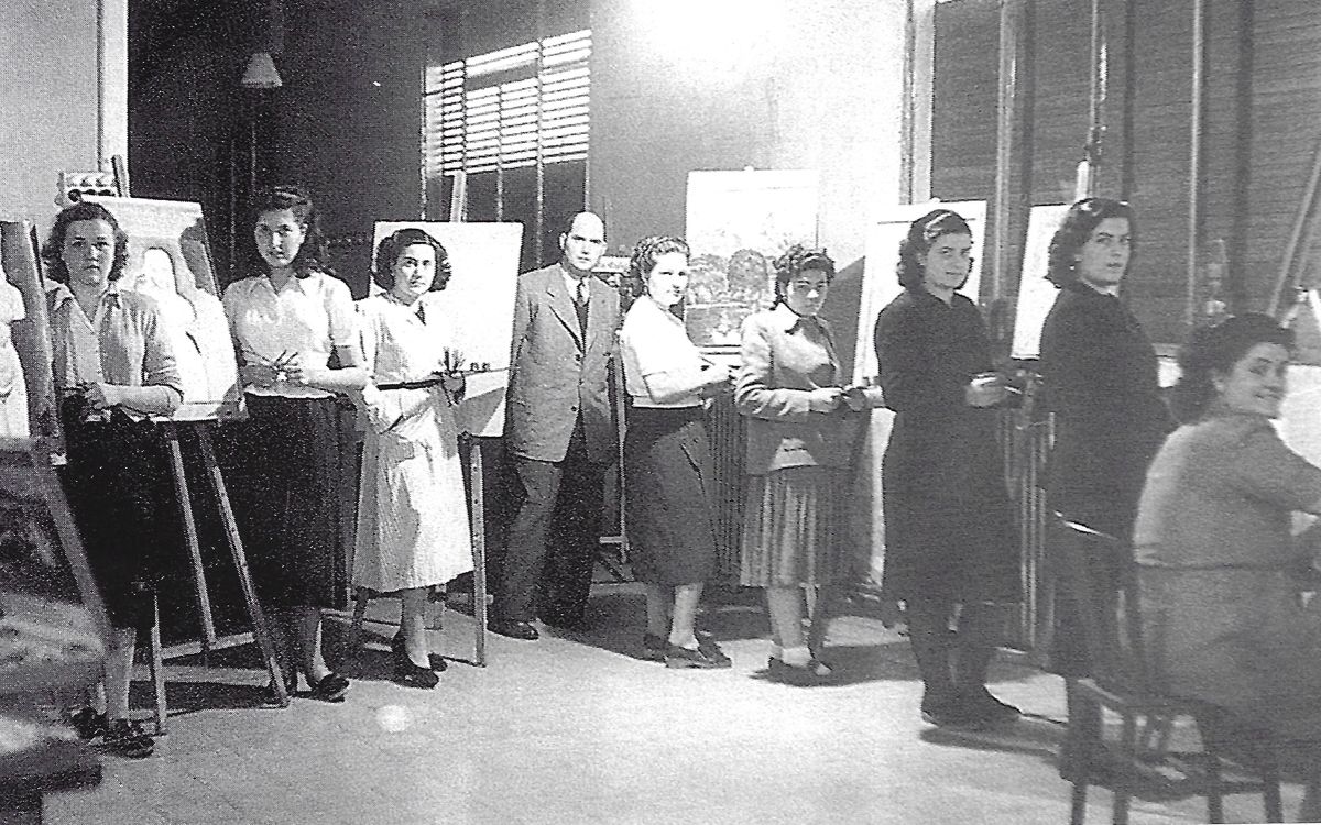 Classe de dibuix femení a Escola d'Arts i Oficis de Manresa, l'any 1947