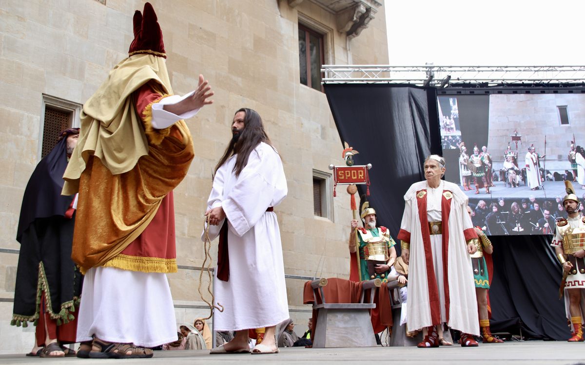 Moment de la Passió en què els sacerdots jueus clamen per la culpabilitat de Jesús davant del governador romà Pons Pilat