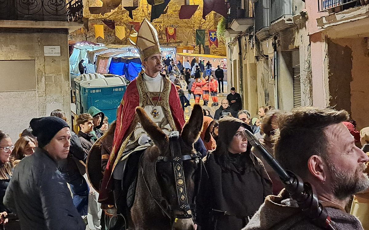 El bisbe Galceran Sacosta -Jordi Garriga- dirigint-se a la plaça Major on es trobarà amb el rei Pere III