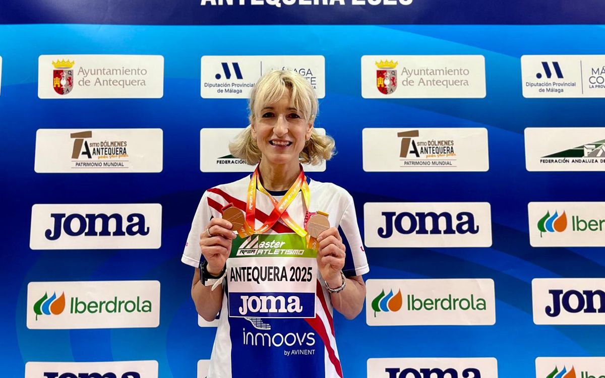 Maite Marzo amb les seves medalles de plata i bronze del Campionat d'Espanya màster shorttrack