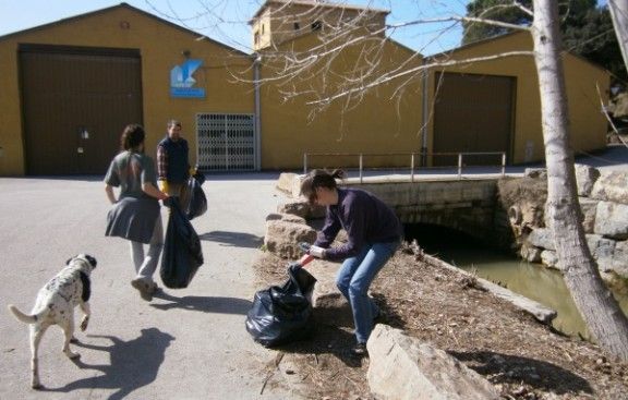 Voluntaris netegen la llera del Llobregat al seu pas per Navàs.