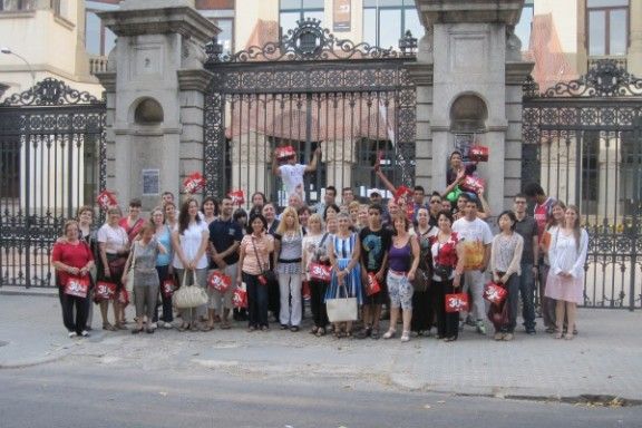 Foto de grup a la sortida des de davant de l'institut.