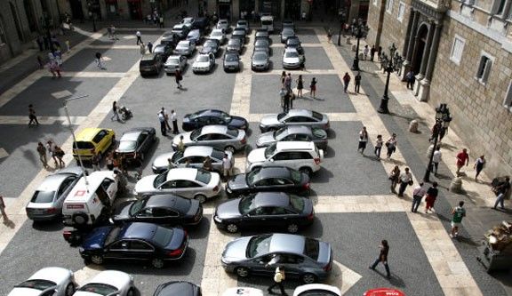 Alguns municipis opten per eliminar els cotxes oficials.