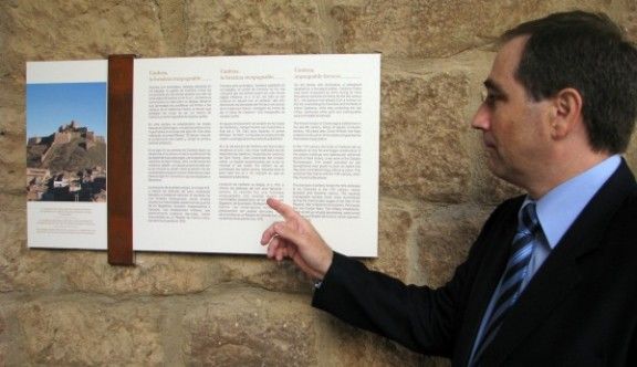 El director del Parador de Cardona, Jaume Sebastian, ensenya un dels plafons explicatius.