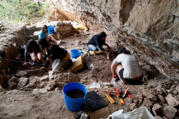 Un grup de deu arqueòlegs del Seminari d'Estudis i Recerques Prehistòriques (SERP) de la Universitat de Barcelona treballa a la Balma del Gai.