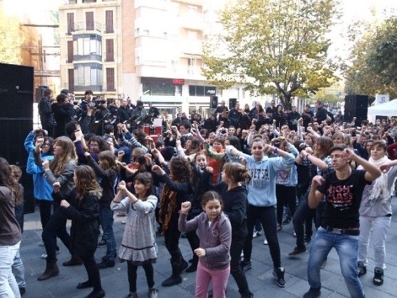 alumnes de secundària i persones vingudes de nou executant la Mediterrània Mob.