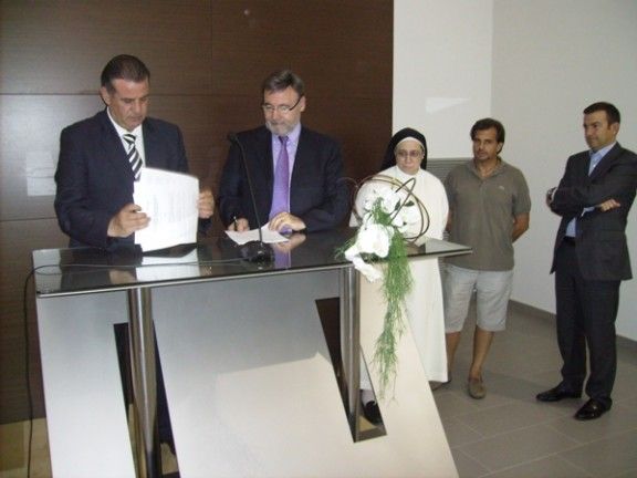 Josep Izquierdo i Xavier Gros durant l'acte de signatura del conveni.