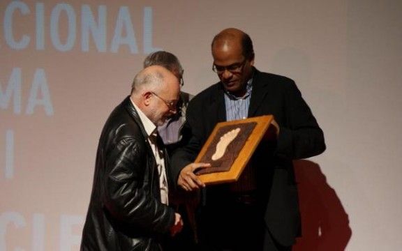 Arcadi Oliveras rebent el premi Pere Casaldàliga.