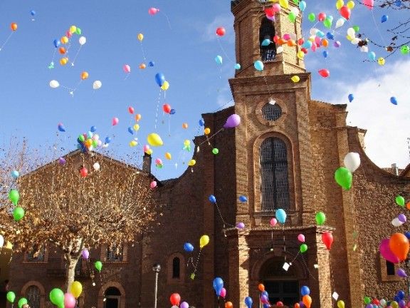 Imatge dels globus enlairant-se davant de l'església a Navàs.