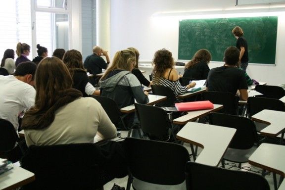Imatge d'arxiu de classes en català.
