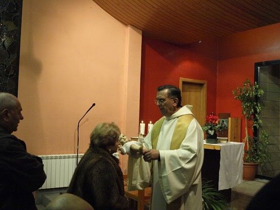 Mossen Pere Soldevila donant la comunió a l'Església de Fals