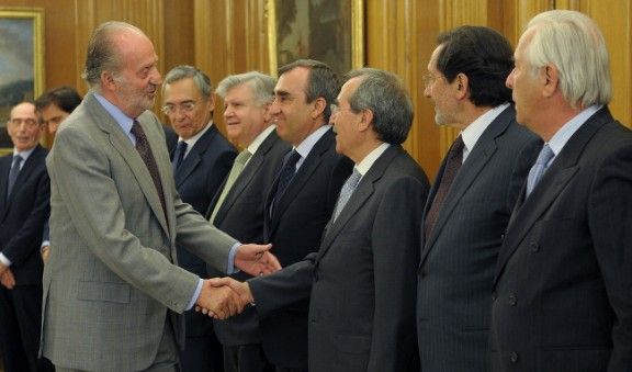 El rei Joan Carles, felicitant personalment tots els directius de Bankia, el maig de l'any passat.