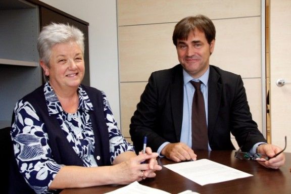 La directora del Departament de Serveis Territorials de la Catalunya Central, Mercè Terradellas i el director general d'Urbanisme, Agustí Serra.