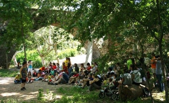 Un centenar de persones es van aplegar per escoltar contes a la Font de Neptú.