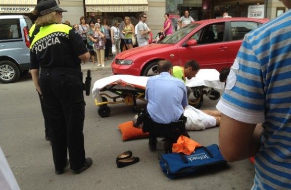 Sanitaris atenen a la dona atropellada.