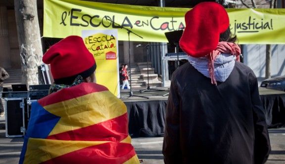 Dos escolars durant l'acte en defensa del català.