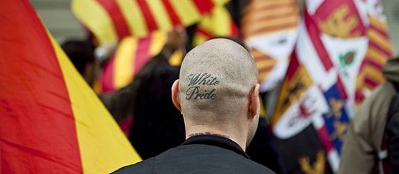 Un ultra manifesta el \"poder blanc\" a través d'un tatuatge al cap.