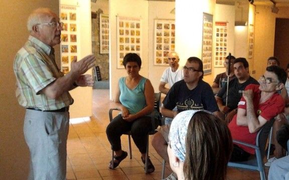 Joan Vilamala parla a un grup de la llar-residència La Colònia d’Ampans, en el transcurs de la visita guiada.