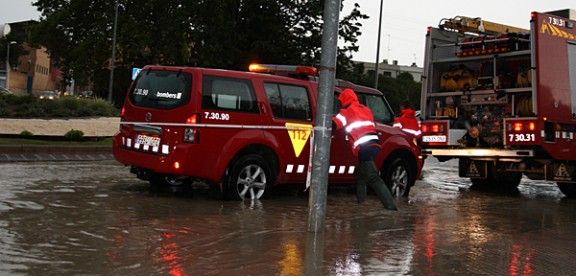Els bombers han hagut de treballar a la raval de Sant Llàtzer de Tortosa on alguns baixos han patit inundacions