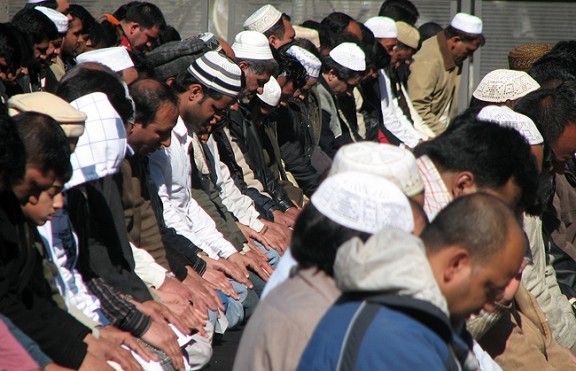 Els musulmans de Badalona es reuneixen cada divendres a la plaça de Camaron de la Isla del barri d'Artigues per fer les seves pregàries.