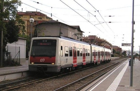 Un tren dels FGC aturat a l'estació d'Olesa de Montserrat.