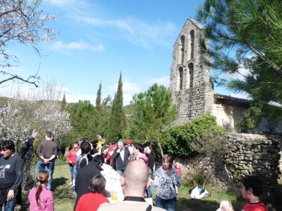 Activitat lúdica vora l'ermita de Sant Pere de Vallhonesta