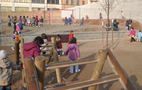 Alumnes de l'Escola Valldaura juguen al pati