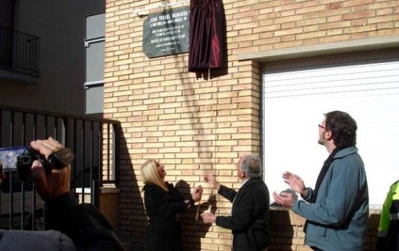 La neta del mestre descobreix una placa en record de Juan Teruel.