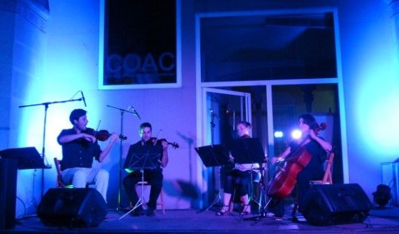 Quartet Jujol tocant a la Casa Lluvià.