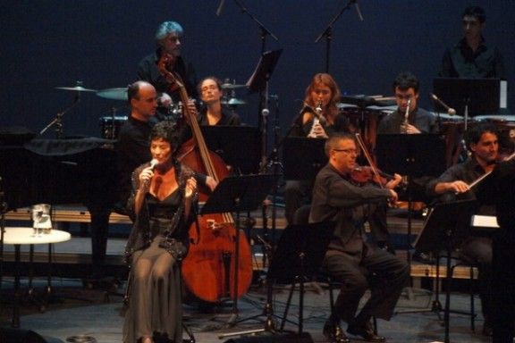 Nina, acompanyada de l'Orquestra Cadaqués, a l'escenari del Kursaal.