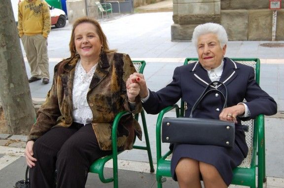 La «Rosita», a la dreta, en una imatge de 2010 quan va cedir la gestió de les cadires del Passeig