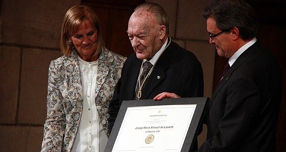 El president del Govern, lliurant la medalla d'Or de la Generalitat a Josep Maria Ainaud de Lasarte.