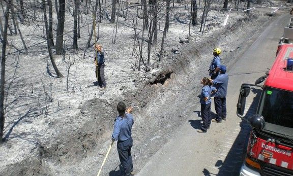 Els bombers de Ribes treballant a l'incendi de l'Alt Empordà.