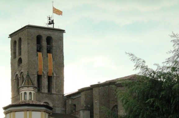 Senyeres al campanar de la catedral de Solsona amb motiu de la Festa M